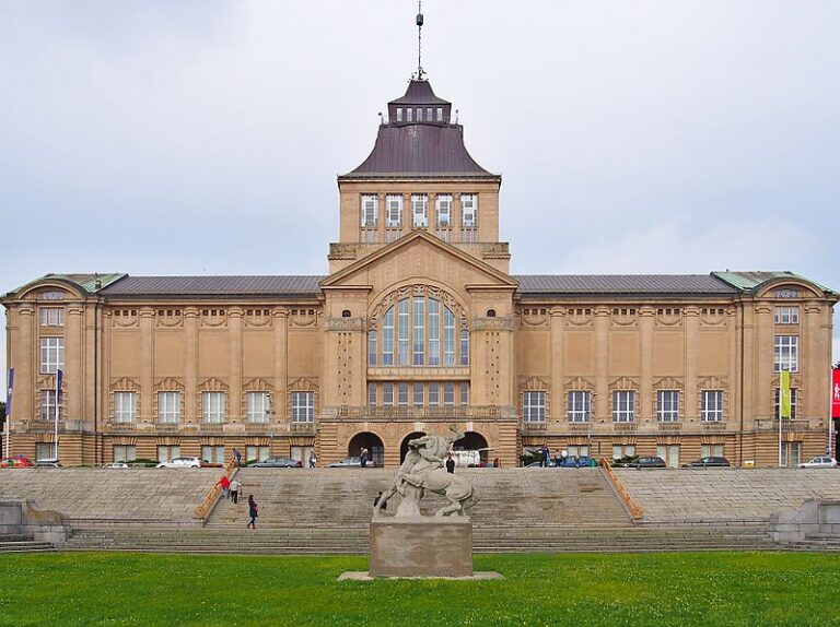 Opiekun ekspozycji w Muzeum Narodowym w Szczecinie