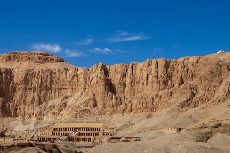 Egipt/ Liczne znaleziska archeologów w grobowcu pod świątynią Hatszepsut