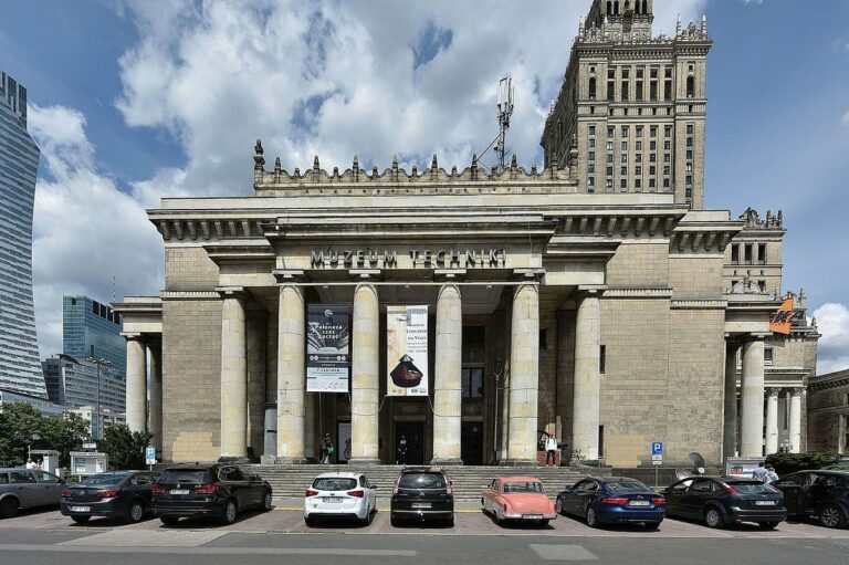 Pracownicy obsługi ekspozycji w Narodowym Muzeum Techniki w Warszawie