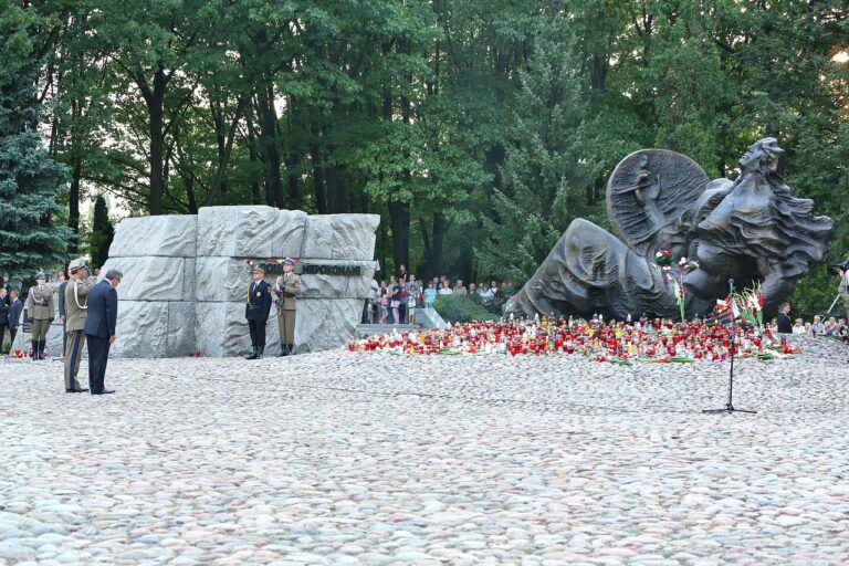 Adiunkt w Izbie Pamięci przy Cmentarzu Powstańców Warszawy