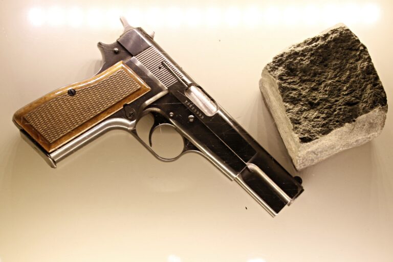 Pistolet zamachowca nadal w zbiorach muzeum w Wadowicach