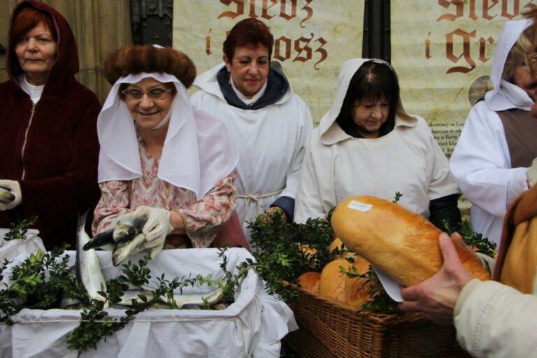 Legnica: jałmużniczy chleb, śledź i grosz tradycyjnie w Wielki Piątek
