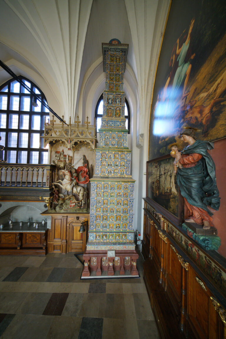 Muzealnik w Oddziale Muzeum Gdańska Dwór Artusa