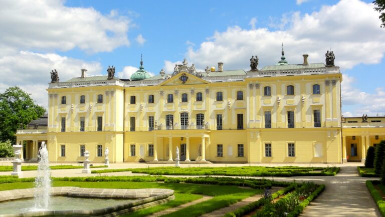 Białystok: Rozpoczęły się badania archeologiczne na dziedzińcu paradnym Pałacu Branickich