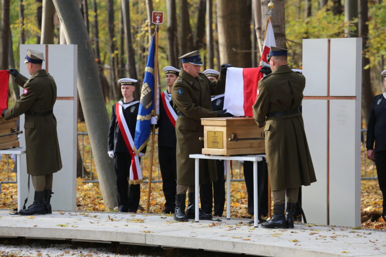 Bohaterowie Westerplatte spoczęli na nowym cmentarzu