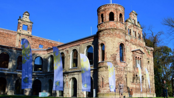 Śląskie: z użyciem funduszy UE zrewitalizowano wozownie zamku w Tworkowie