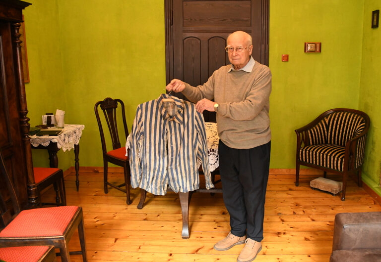 Bluza więźnia KL Auschwitz-Birkenau w zbiorach Muzeum Pamięci Mieszkańców Ziemi Oświęcimskiej