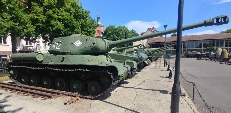 Gąsienice czołgowe trafiły do Muzeum Oręża Polskiego w Kołobrzegu