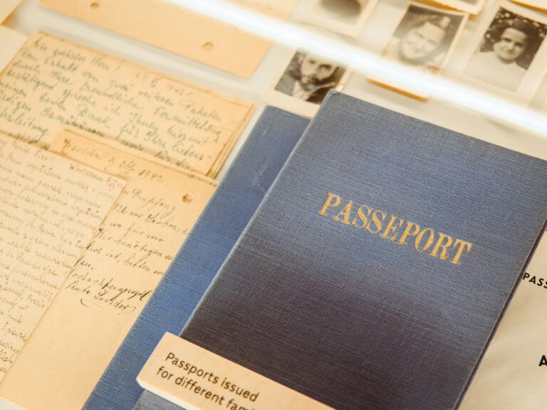 Nieujawnione dokumenty spektakularnej akcji paszportowej dostępne w DBK!