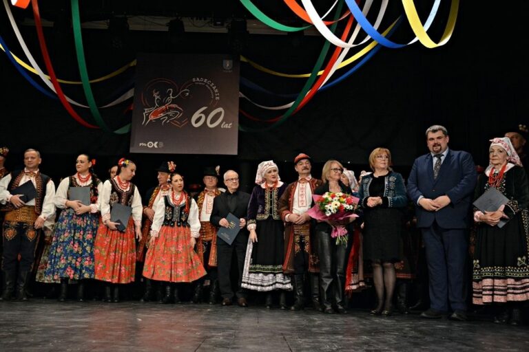 Od 60 lat tańcami, muzyką i śpiewem zachwycają widzów