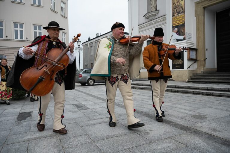 Choinka od górali ozdobiła Dom Rodzinny Jana Pawła II w Wadowicach