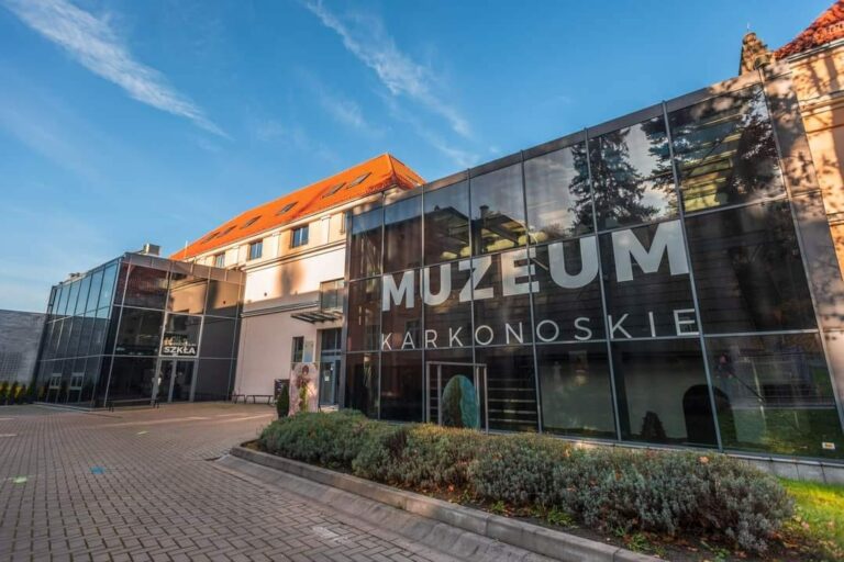 Muzeum Karkonoskie w Jeleniej Górze poszukuje pracownika do Działu Szkła Artystycznego im. Mieczysława Buczyńskiego.