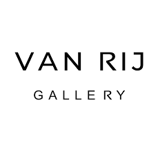 Pracownik Van Rij Gallery w Krakowie