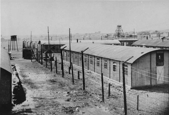 Unikatowe elementy z baraku więźniarskiego podobozu KL Auschwitz w Trzebini