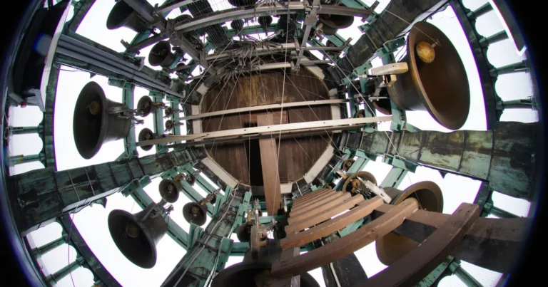 Nowa „księżycowa” dusza carillonu Ratusza Głównego Miasta już na miejscu