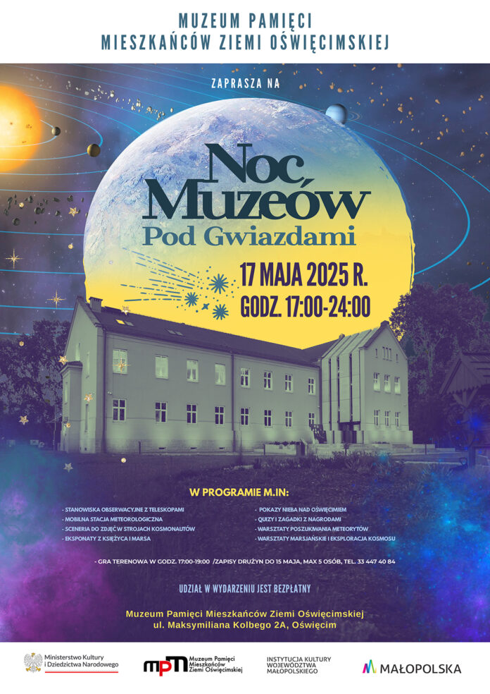 Na plakacie w centrum znajduje się budynek Muzeum Pamięci Mieszkańców Ziemi Oświęcimskiej. Nad nim unosi się ogromny Księżyc w pełni. Plakat zapowiada Noz Muzeów pod Gwiazdami.