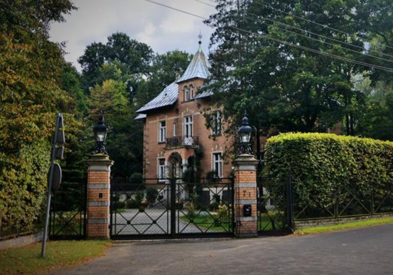Długi weekend czerwcowy w Tułowicach — wyjątkowa okazja, by zobaczyć porcelanowy żyrandol w zabytkowej willi!