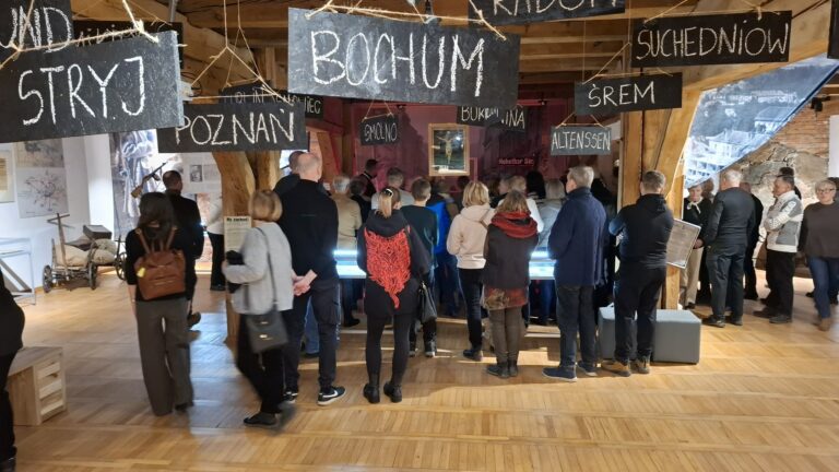 Oprowadzanie kuratorskie po wystawie „1945. Koniec i początek. 80 lat polskiego Koszalina”