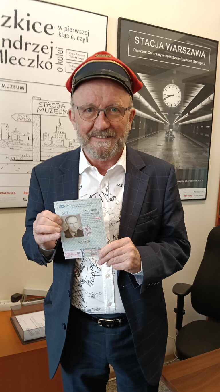 Podróż przez pamięć kolejowych pokoleń. Artur Barciś, rodzinna historia kolei i nagradzany film „Pociągi” – wyjątkowe spotkanie w Stacji Muzeum