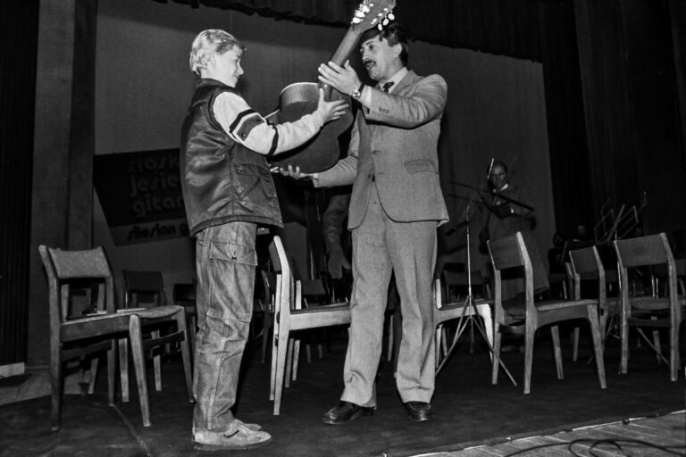 Muzeum Miejskie w Tychach poszukuje osób obdarowanych gitarami w 1986 roku w 40-lecie Śląskiej Jesieni Gitarowej